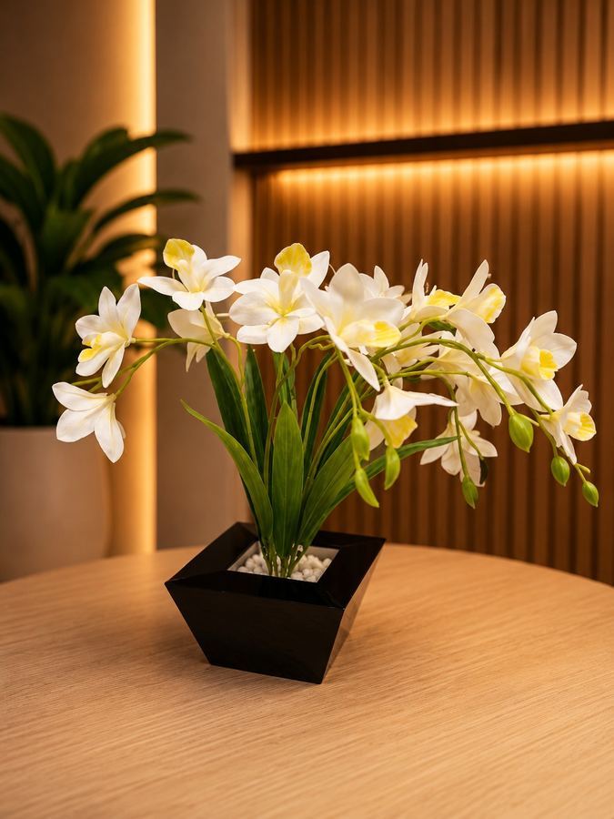 Arranjo Orquídea Branca Artificial em Vaso Preto Geométrico - Luxo Contemporâneo