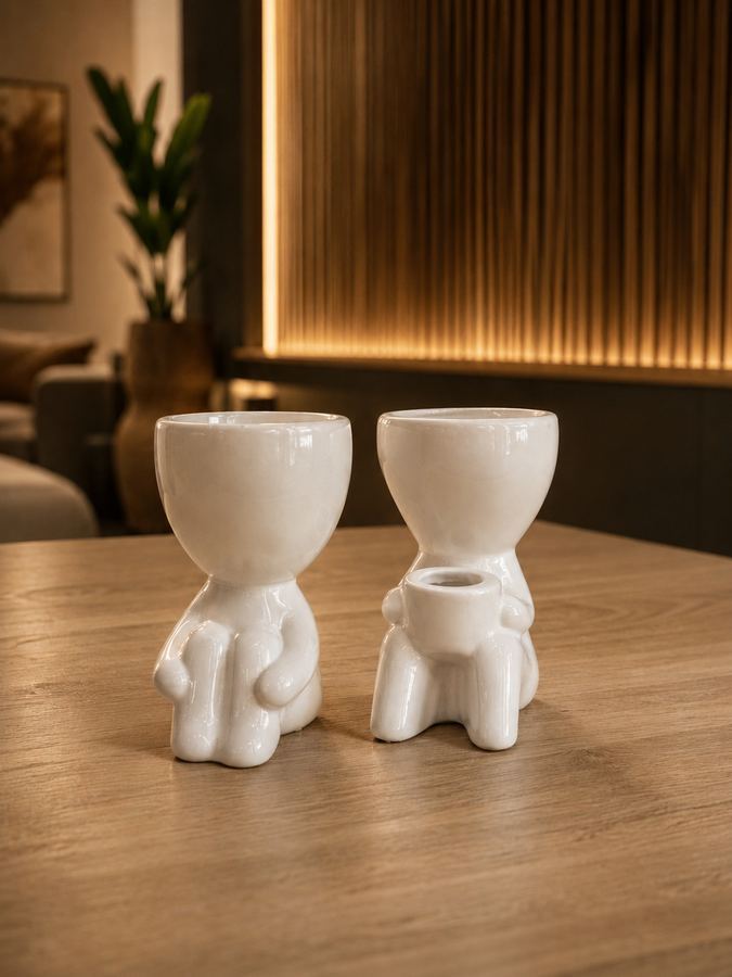 Vaso Guardião Sentado de Cerâmica | Cachepô Boneco Porta-Treco Branco | Escultura Decorativa Afetiva |