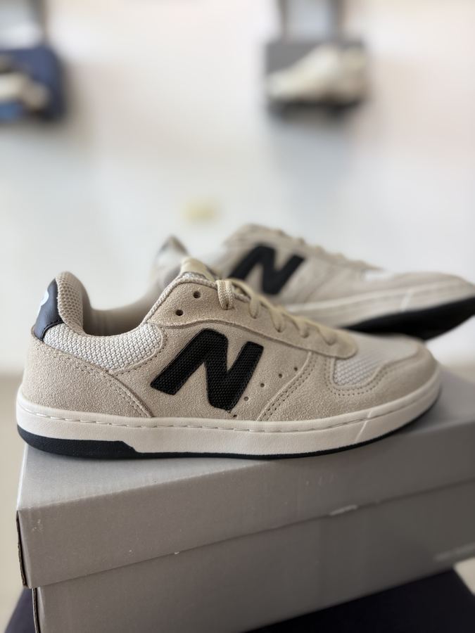 Tênis New Balance 300 Casual bege/preto