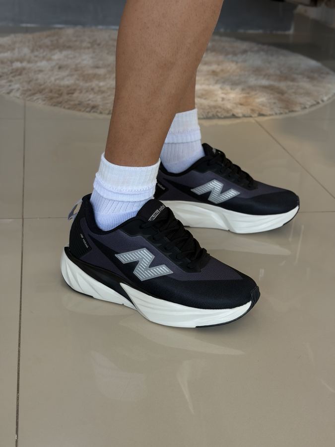 Tênis New Balance Rebel v5 Preto/Off white