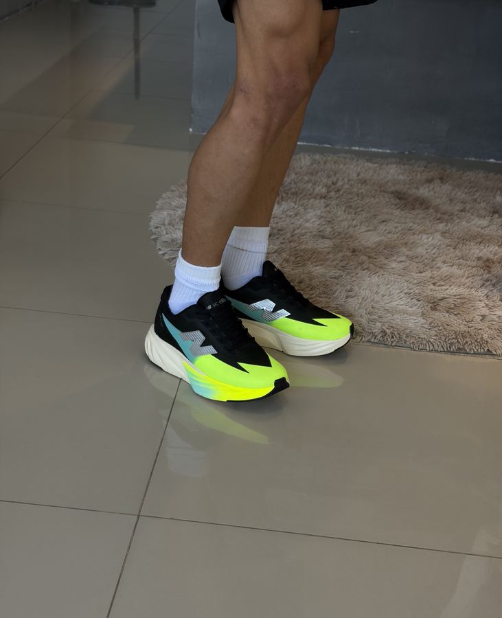 Tênis New Balance Rebel v5 Preto/Amarel Fluor
