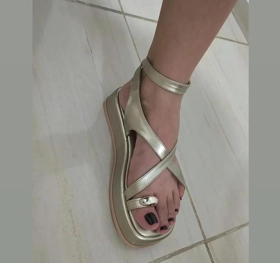 Sandália Feminina Flatform Dourada com Tiras Cruzadas