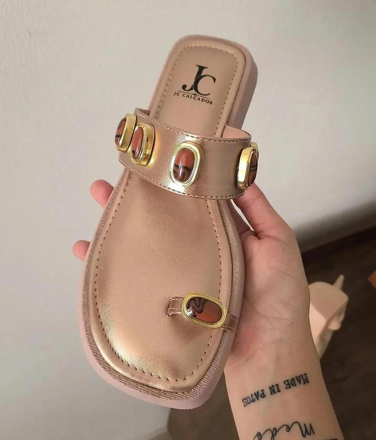 Sandália Rasteira Feminina Rosé Metalizada com Pedrarias e Detalhes Dourados